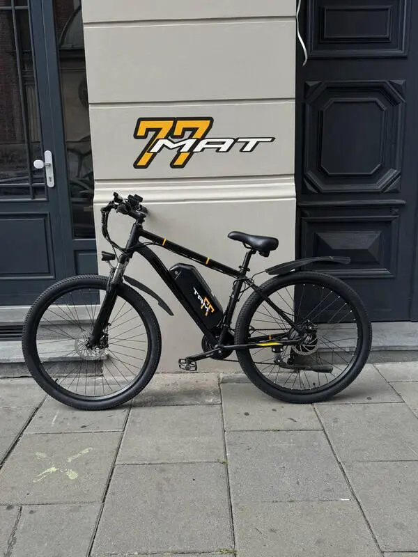 Bigfly C29 przed sklepem 77MAT Kraków