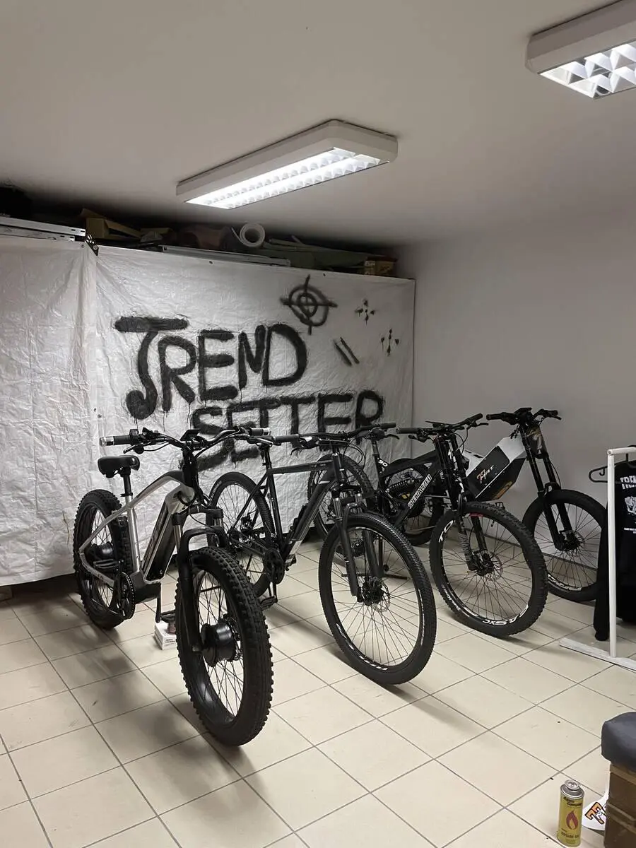 Wnętrze serwisu 77MAT - rowery elektryczne Kraków